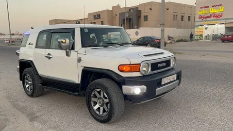 Toyota FJ Cruiser 2010 — YallaMotor