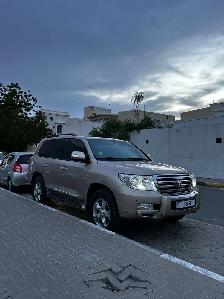 Toyota Land Cruiser 2010 — YallaMotor